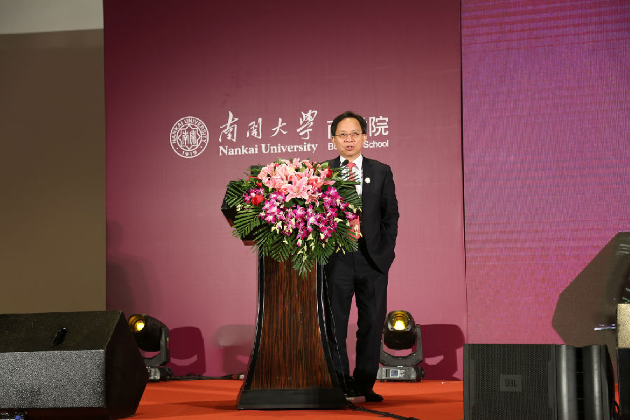 6民生证券首席经济学家 邱晓华以”新时代、新周期、新机遇—中国经济与市场的展望“为主题进行学术演讲.JPG